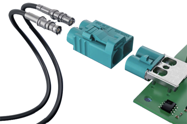 汽車射頻線束是指用于傳輸無(wú)線電信號(hào)的電線束，通常位于汽車內(nèi)部。它通常由多根電線組成，包括信號(hào)線、電源線和地線等。這些電線通過(guò)一定的結(jié)構(gòu)形式將它們組織在一起，以便更好地傳輸信號(hào)和減少干擾。