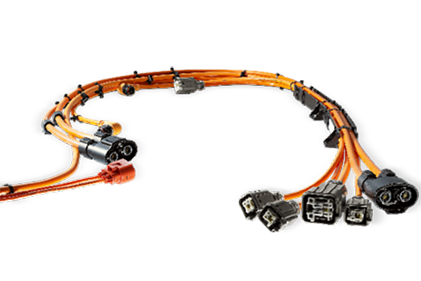 新能源高壓線束是指用于傳輸高壓電力和信號(hào)的電線束，通常用于電動(dòng)汽車、混合動(dòng)力汽車和其他新能源設(shè)備中。與傳統(tǒng)汽車相比，新能源車輛使用更高電壓的電力系統(tǒng)，因此需要使用高壓線束來(lái)傳輸電能。